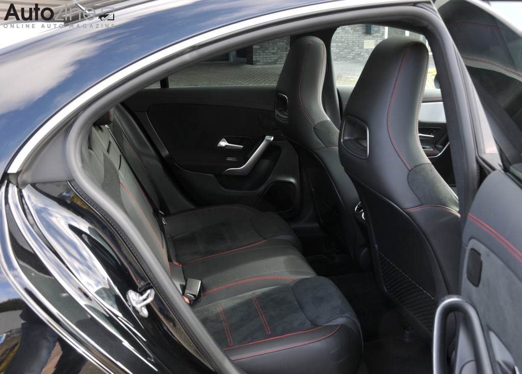 Mercedes-Benz CLA (2019 - 2025) (Achterin)