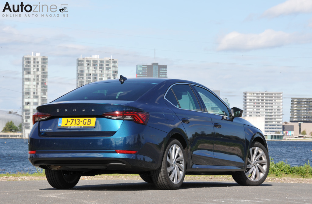 Skoda Octavia (Schuin achter)