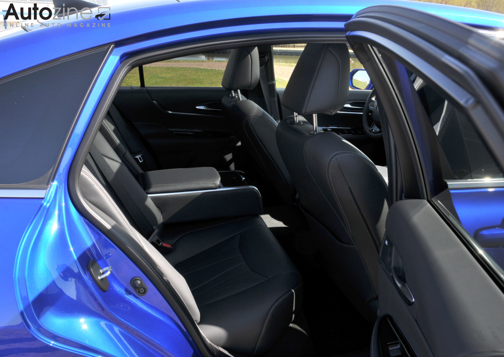 Toyota Mirai (Achterin)