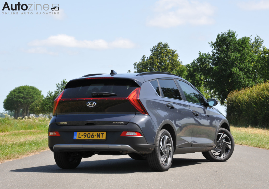 Hyundai Bayon (Driekwart achter)