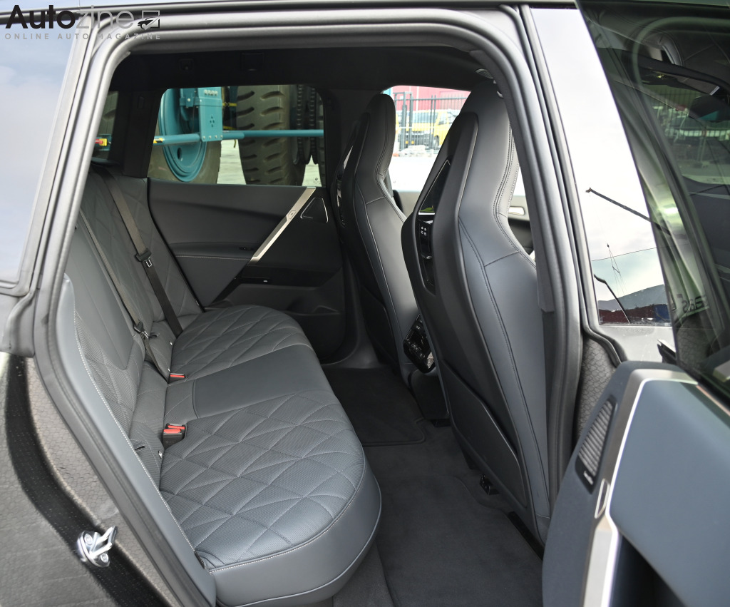 BMW iX (Achterin)