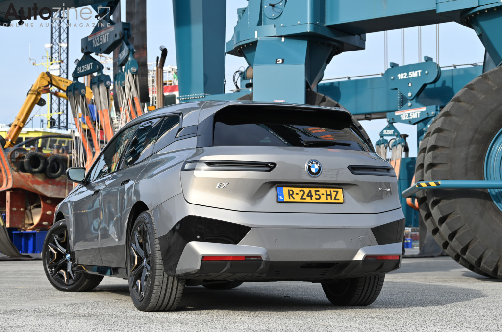 BMW iX (Driekwart achter)