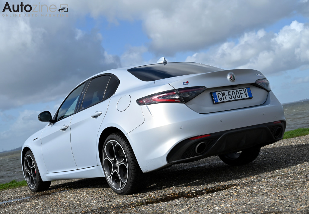 Alfa Romeo Giulia (Schuin achter)