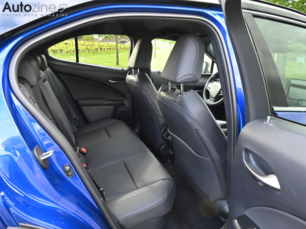 Lexus UX 300h (Achterin)