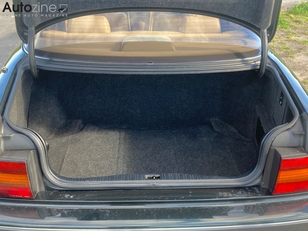 Lexus LS400 (Bagageruimte)
