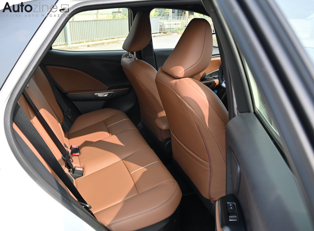 Lexus LBX (Achterin)