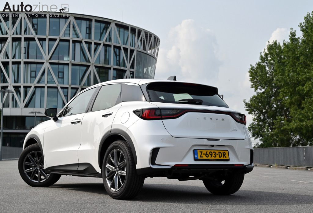 Lexus LBX (Driekwart achter)