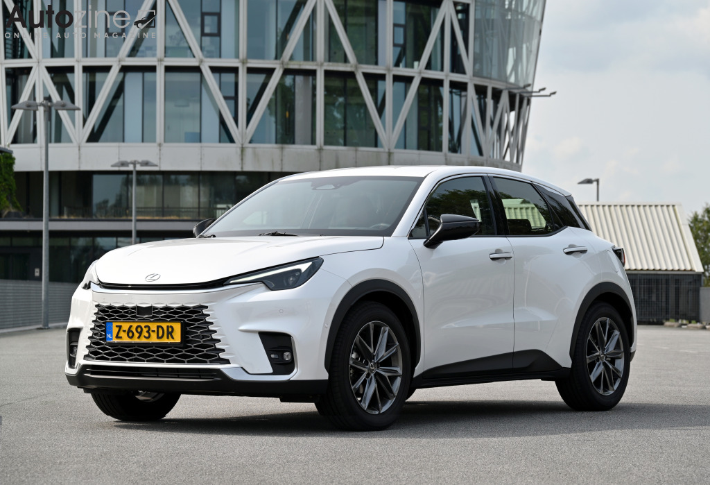 Lexus LBX (Schuin voor)