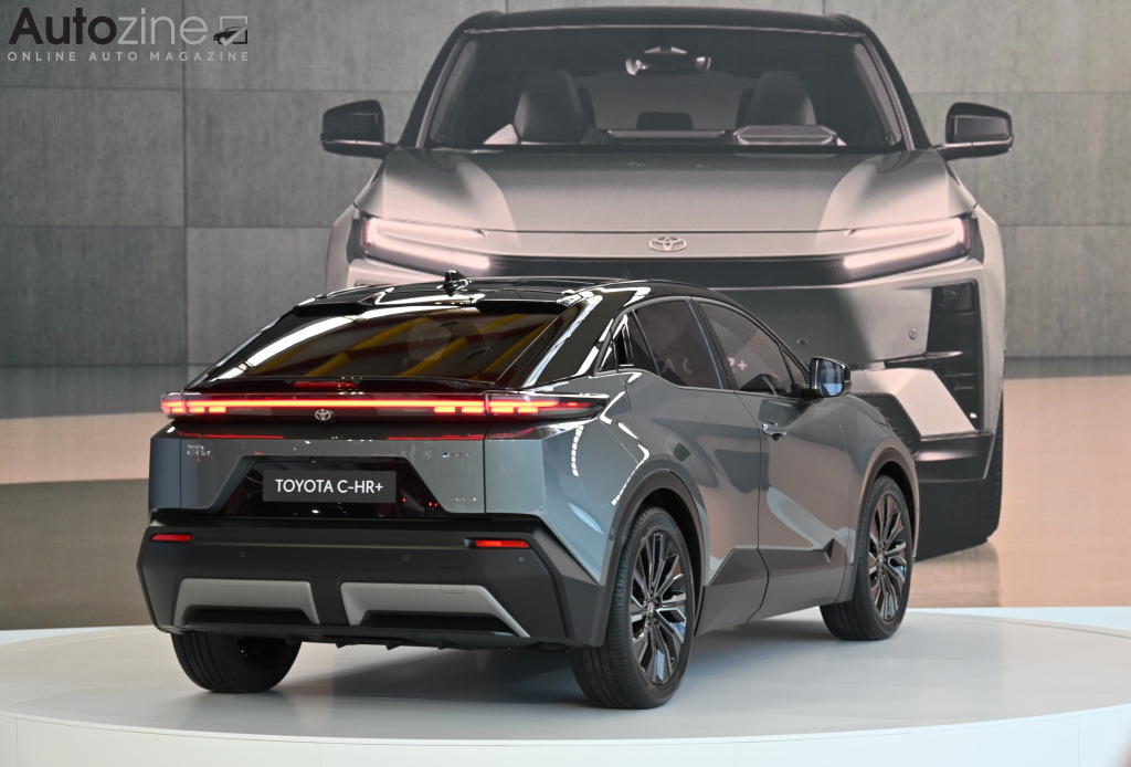 Toyota Kenshiki 2025 (Toyota C-HR+ schuin achter)