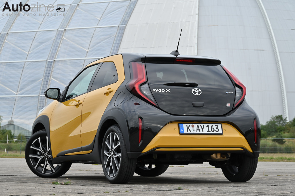 Toyota Aygo X Hybrid (Driekwart achter)