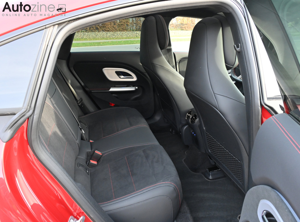 Mercedes-Benz CLA (Achterin)