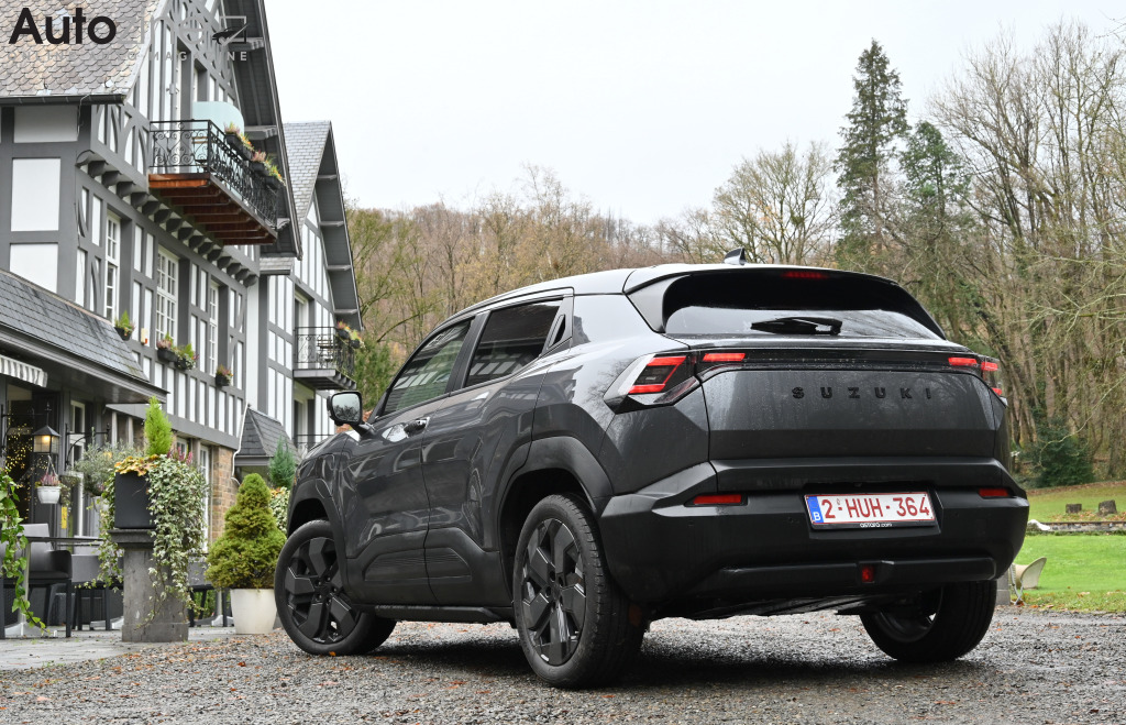 Suzuki e-Vitara (Driekwart achter)