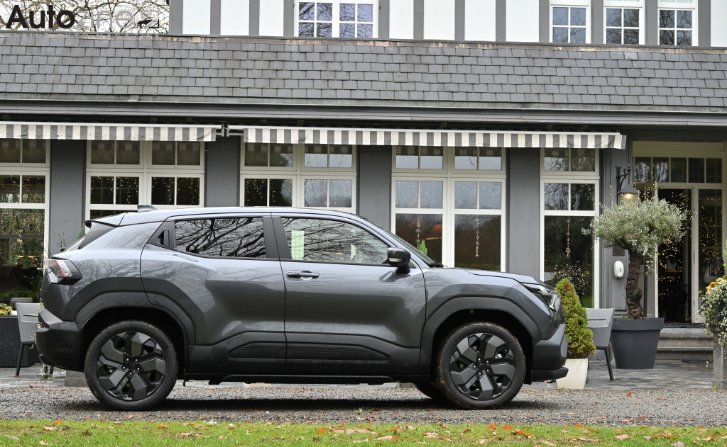 Suzuki e-Vitara (Zijkant)