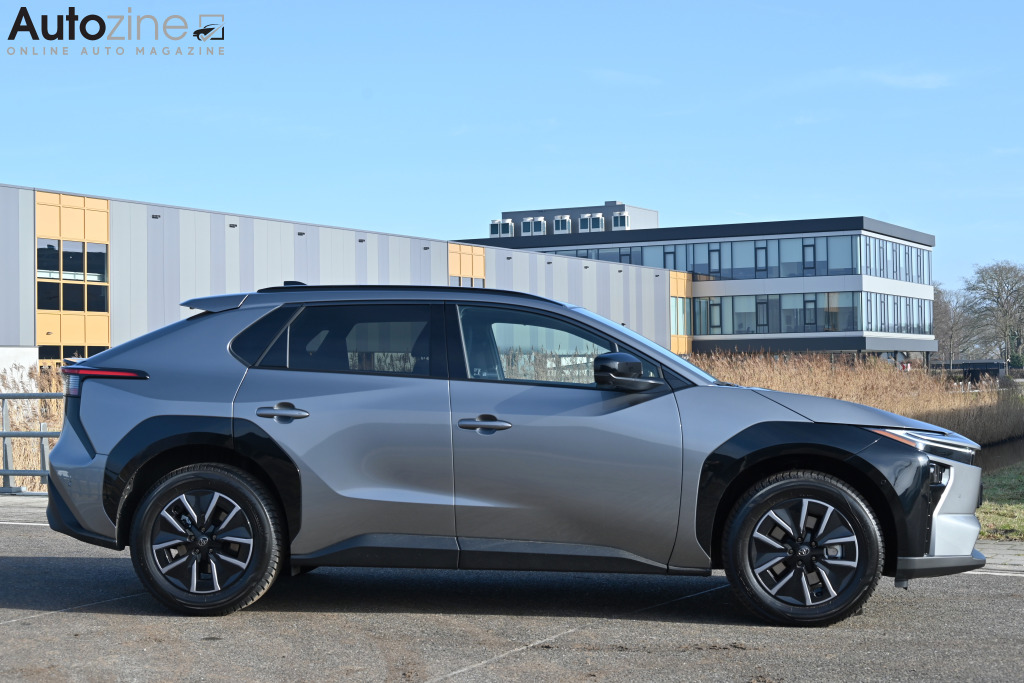 Toyota bZ4X (Zijkant)