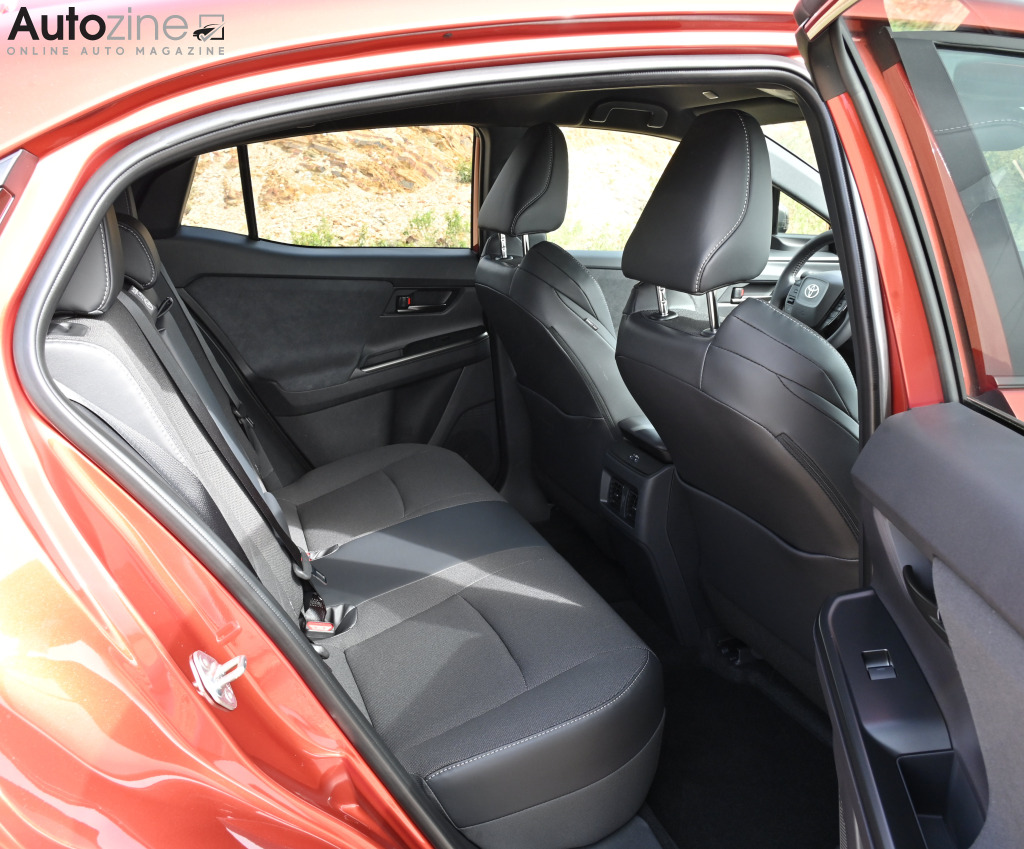 Toyota C-HR+ (Achterin)