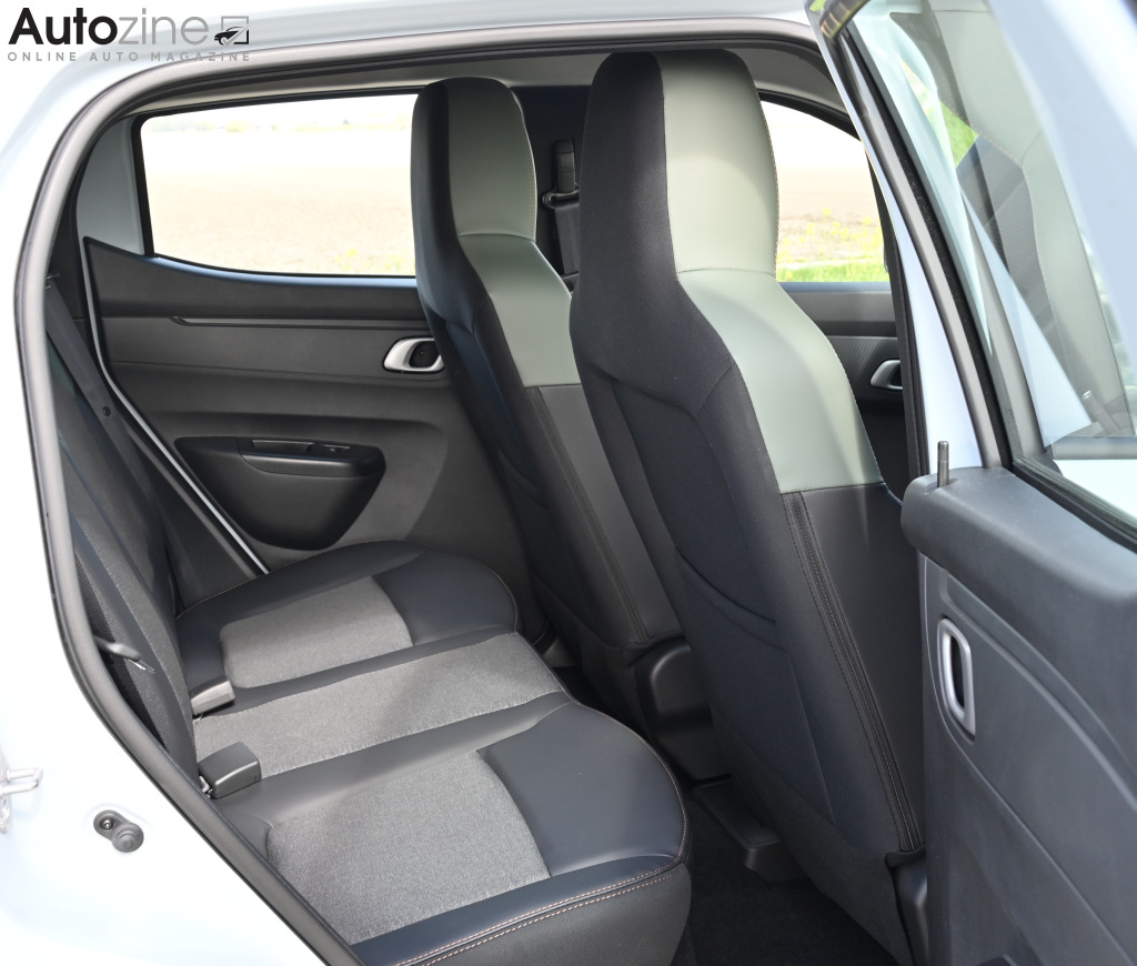 Dacia Spring (Achterin)