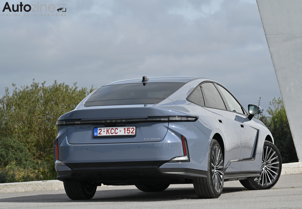 Lexus ES (Driekwart achter)