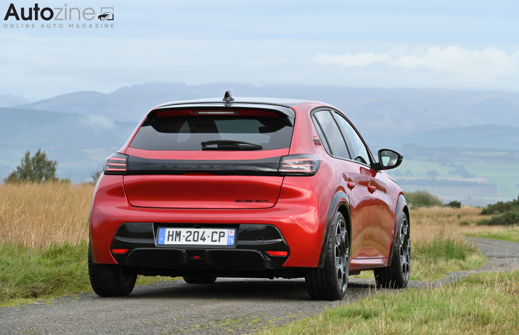 Peugeot e-208 GTI (Schuin achter)