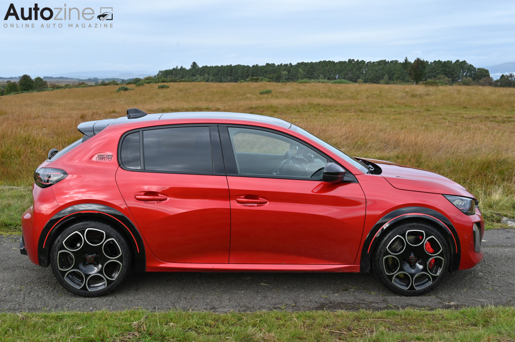 Peugeot e-208 GTI (Zijkant)