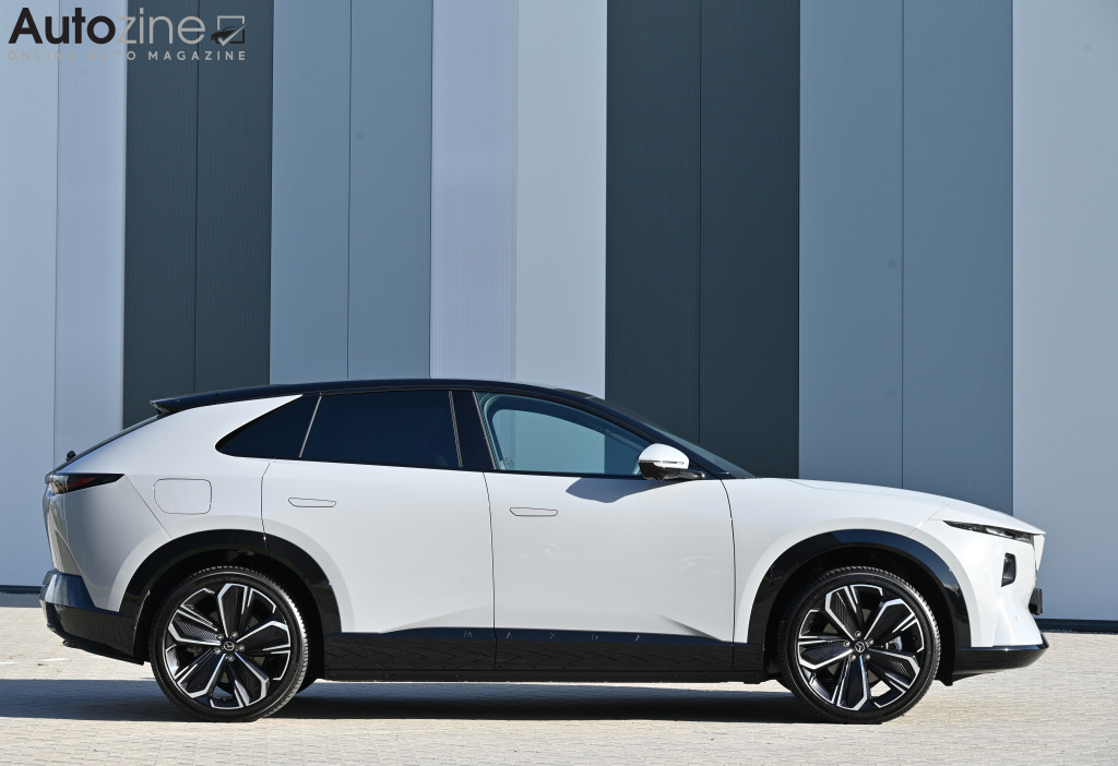 Mazda CX-6e (Zijkant)