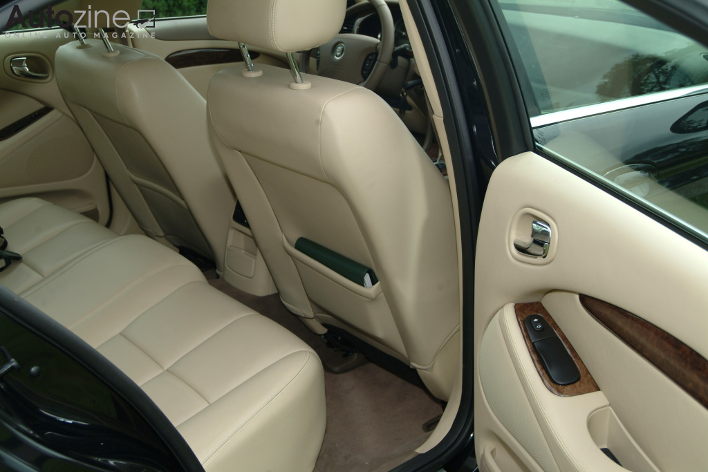 Jaguar S-TYPE (Achterin)