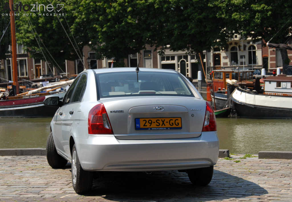 Hyundai Accent sedan (Driekwart achter)